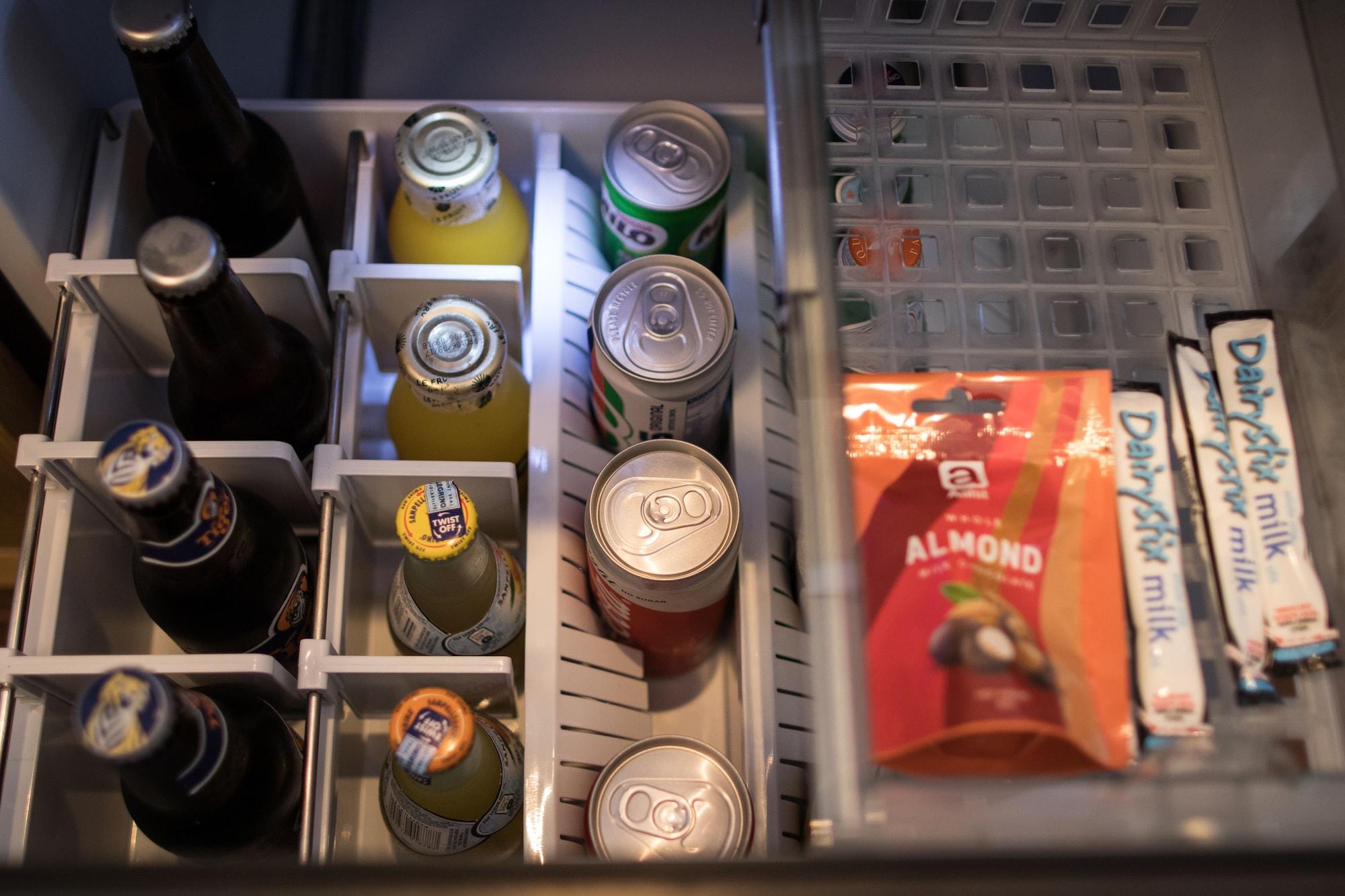 Andaz Singapore, By Hyatt Екстер'єр фото A typical inflight snack and beverage selection