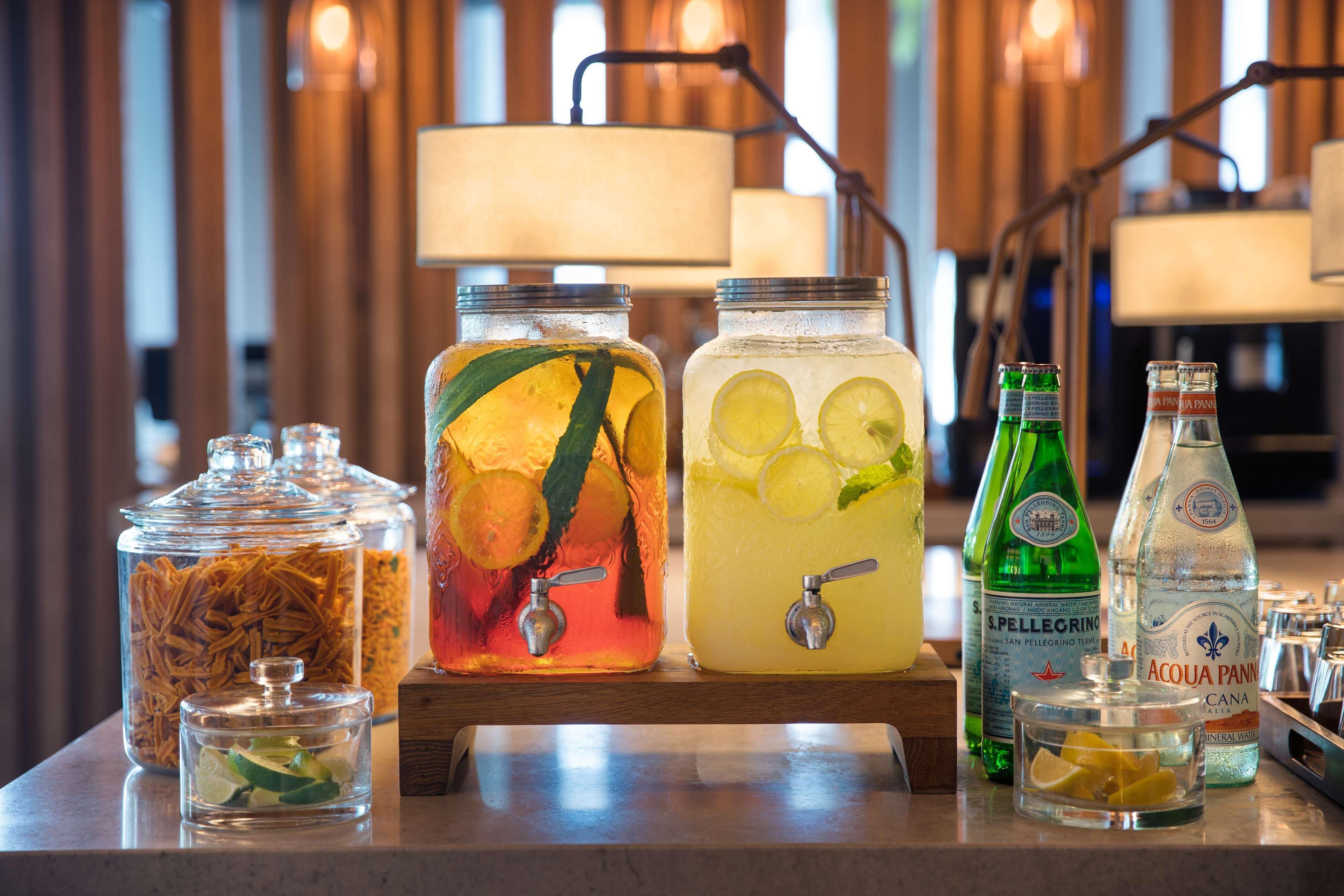 Andaz Singapore, By Hyatt Екстер'єр фото Infused water at a hotel